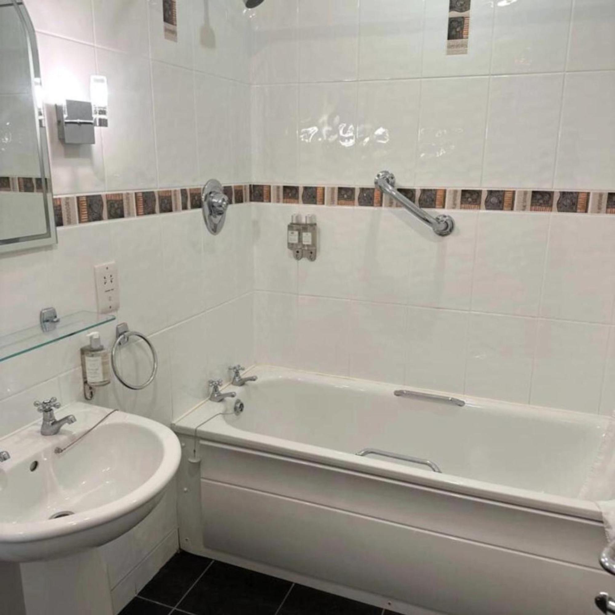 Spacious 2 Bedroom Apartment In Killarney Exterior photo